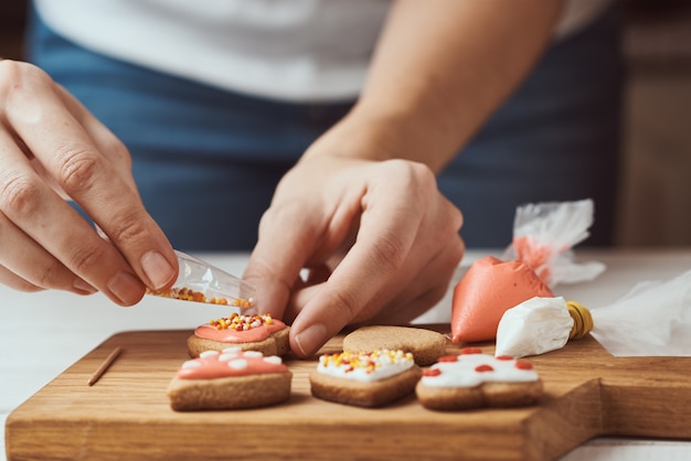 Décorer les biscuits au pain d'épice avec du glaçage