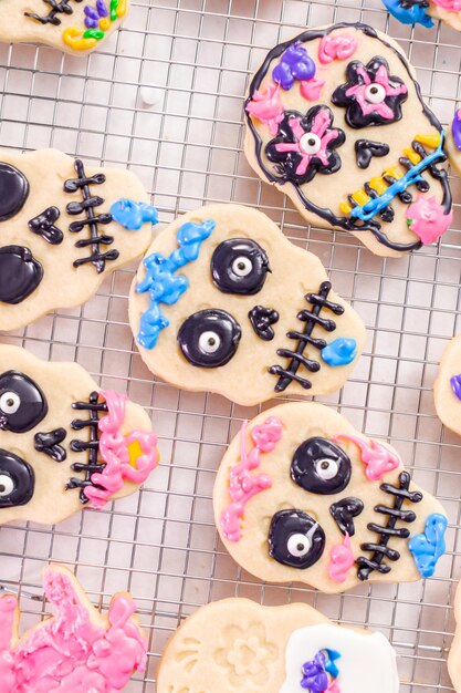 Décorer des biscuits au sucre avec un glaçage royal pour les vacances de Dia de los Muertos.