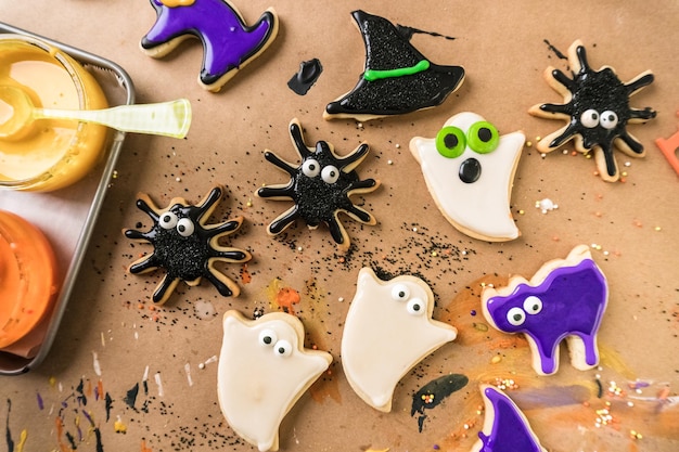 Décorer des biscuits au sucre d'Halloween avec un glaçage royal coloré.