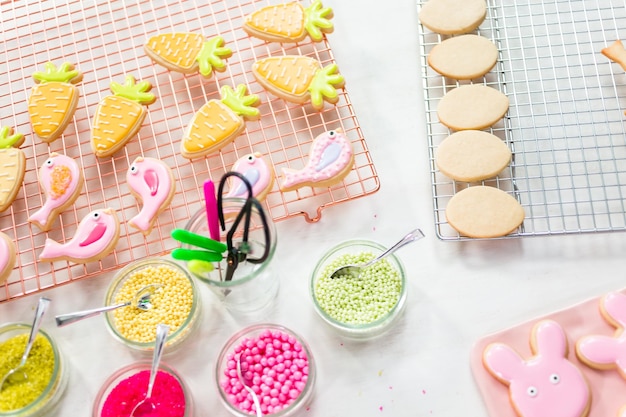 Décorer les biscuits au sucre de Pâques avec du glaçage rotatif.