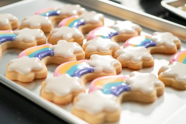 Décorer des biscuits au sucre sur le thème de la licorne avec un glaçage royal.