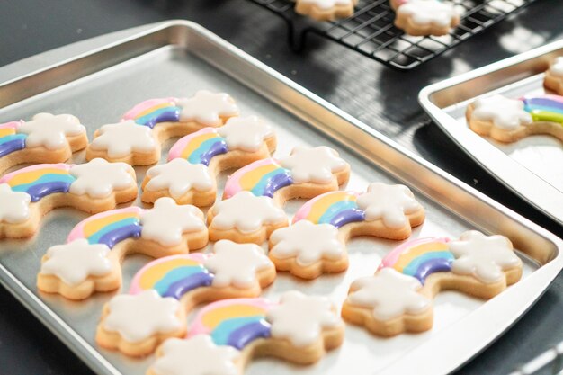 Décorer des biscuits au sucre sur le thème de la licorne avec un glaçage royal.