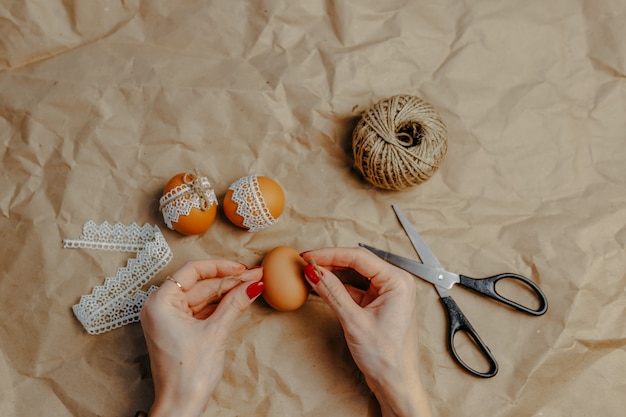 Décorer des oeufs de Pâques sur papier kraft avec de la dentelle et de la corde