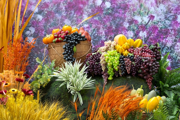 Décorer des plantes et des fruits artificiels.