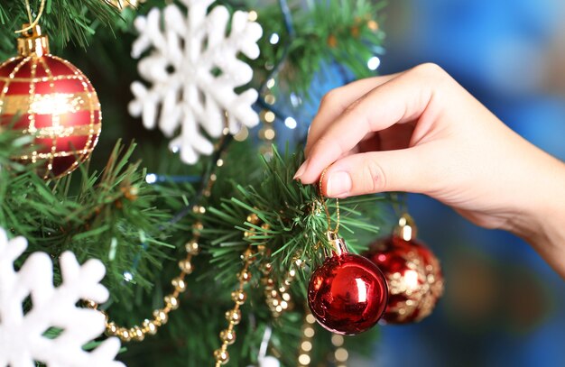 Décorer le sapin de Noël