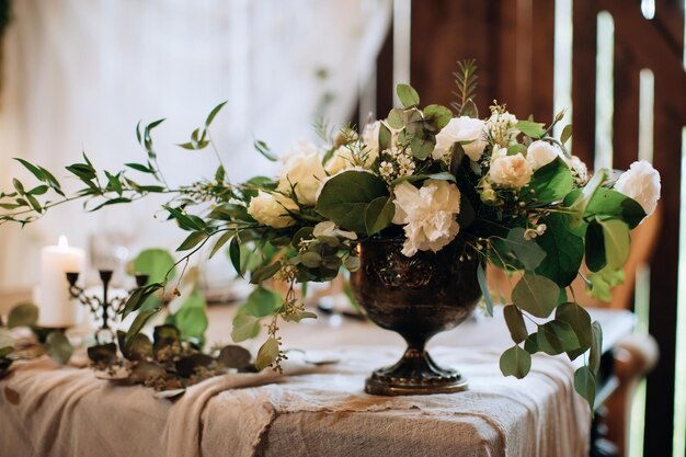 Décorer une table de mariage dans un restaurant avec des fleurs fraîches