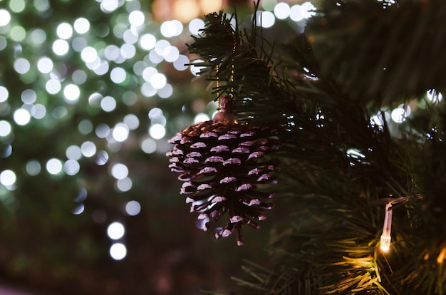 Décorez le fond vintage de sapin de Noël.