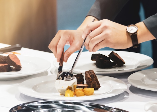 Décorez les plats servant des plats à la table du restaurant