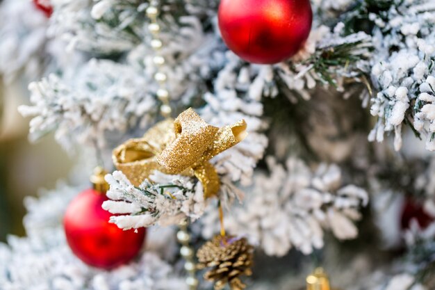 Décorez le sapin de Noël au marché de Noël.