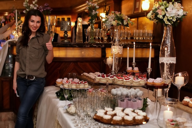 Décorez une table de fête avec des bonbons et une variété de collations sucrées dans le contexte d'une pâtissière