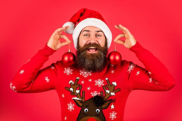 Décorez votre maison. Organisez la fête de Noël. Organiser la fête. Notion d'optimisme. Des jours meilleurs arrivent. Inspiration hivernale. Décor de fête du nouvel an. Préparez-vous pour les vacances. Homme hipster barbu tenir la décoration de Noël.