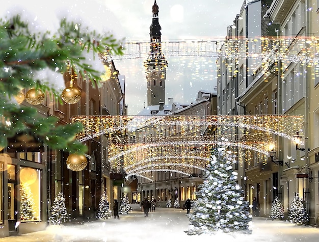 Decotaion d'arbre vert festif dans la rue de la ville médiévale de la vieille ville de Tallinn en hiver