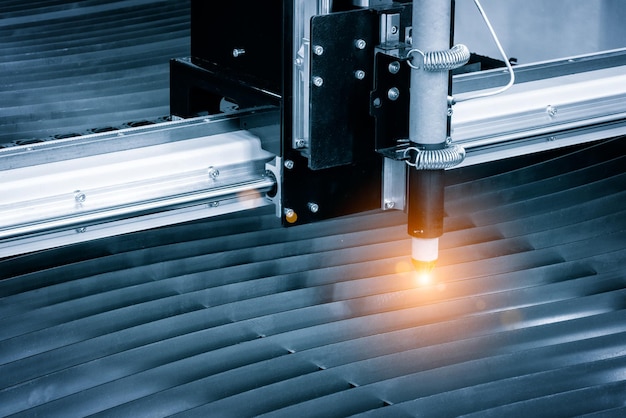 La découpe de métal avec des étincelles s'envole du concept de technologie industrielle moderne au laser