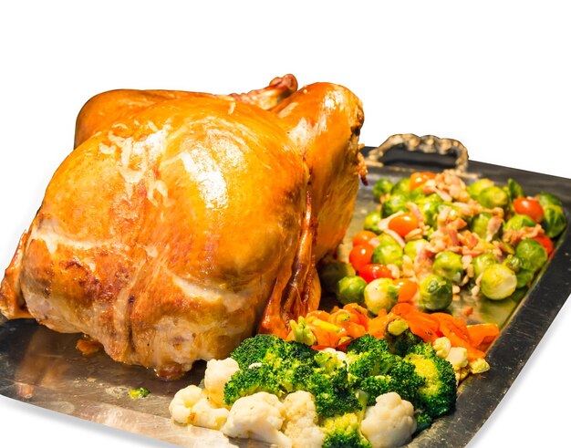 Découpe de poulet rôti au poivre noir avec brocoli tomate sur blanc isolé