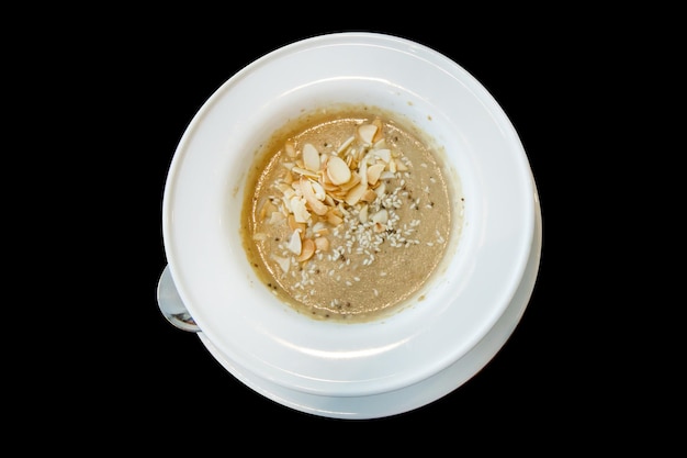 Découpe de soupe à la citrouille sésame blanc et amande sur fond noir isolé