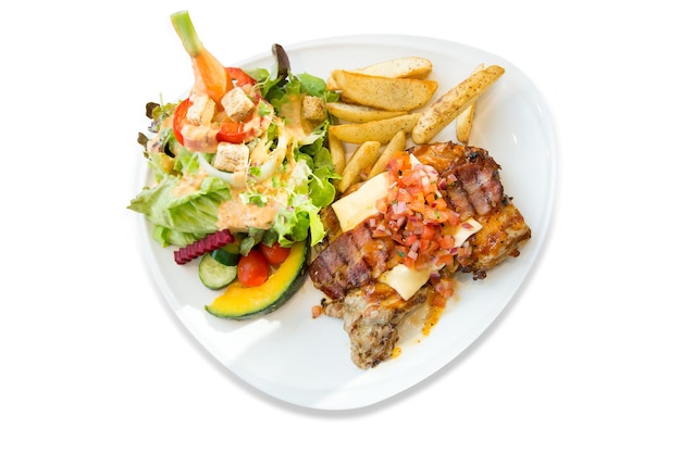 Découpe de steak grillé avec frites et légumes sur blanc isolé