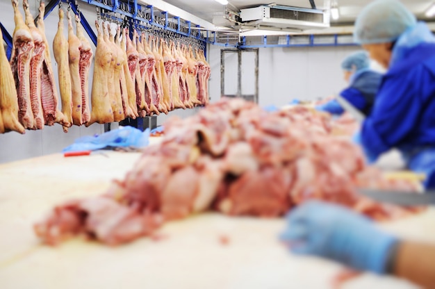 Découpe et transformation de la viande dans une usine de conditionnement de viande. Industrie alimentaire