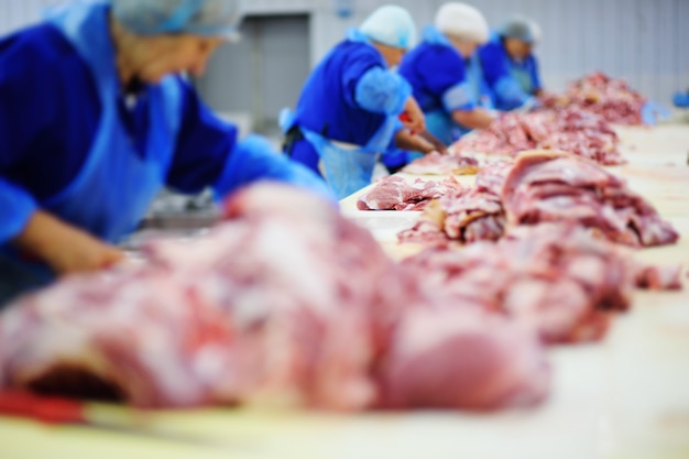 Découpe et transformation de la viande dans une usine de conditionnement de viande. Industrie alimentaire
