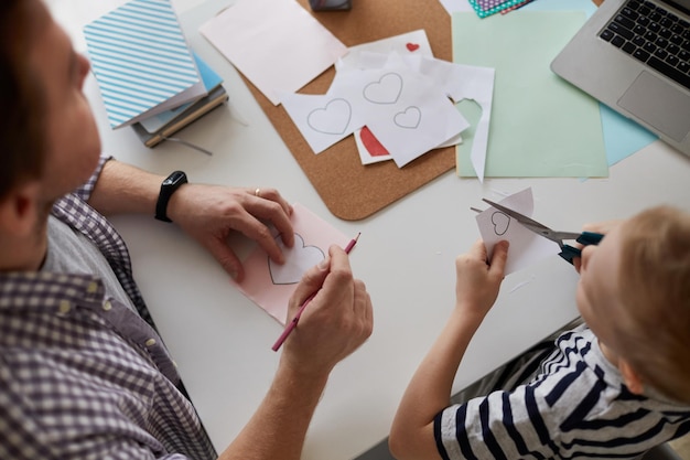 Découper des coeurs dans du papier