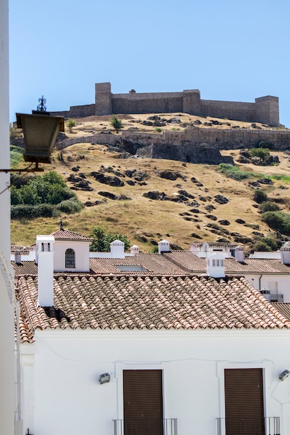 Découvre au sommet de la colline le château du village d&#39;Aracena, situé en Espagne.