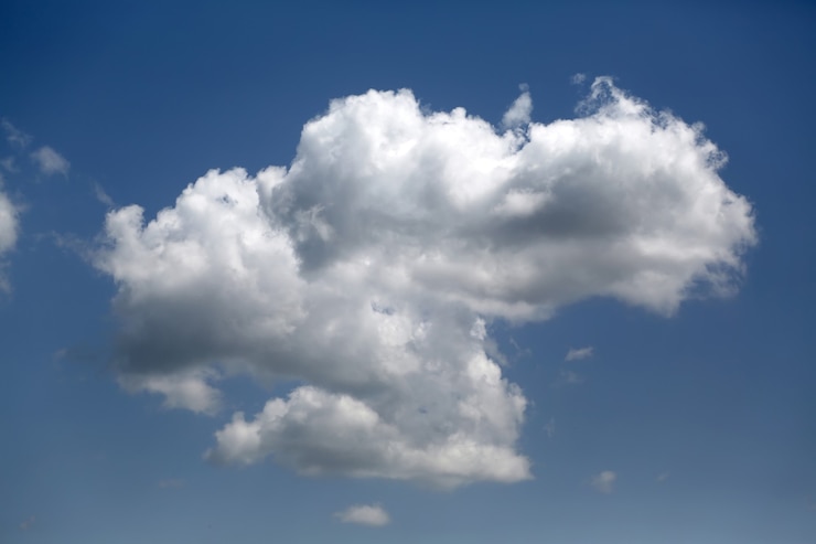 Photo découvre les nuages blancs sur le ciel bleu