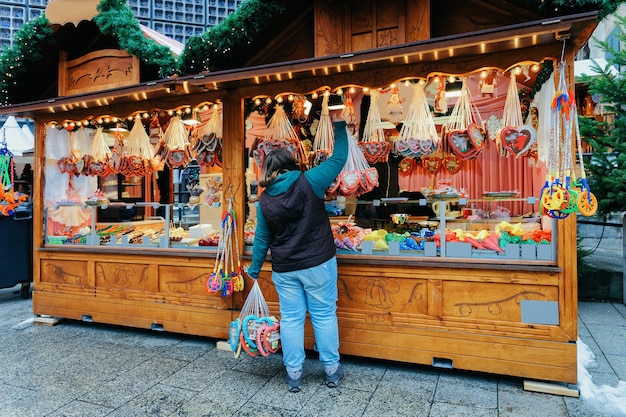 Décrochage avec des bonbons près du marché de Noël à l'église du Souvenir Kaiser Wilhelm en hiver Berlin, Allemagne. Décoration de la foire de l'Avent et stands d'objets artisanaux sur le bazar