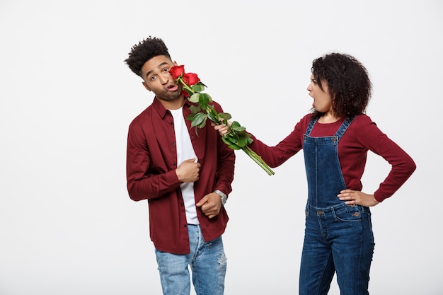 déçu, jeune femme, tenue, rouges, rose, quoique, debout, et, fâché, sur, elle, petit ami