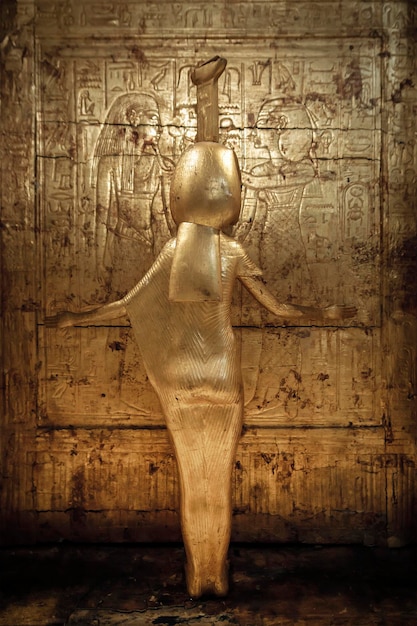 Une déesse égyptienne qui abrite une boîte contenant des organes humains, dans une tombe du pharaon Toutankhamon, Musée du Caire