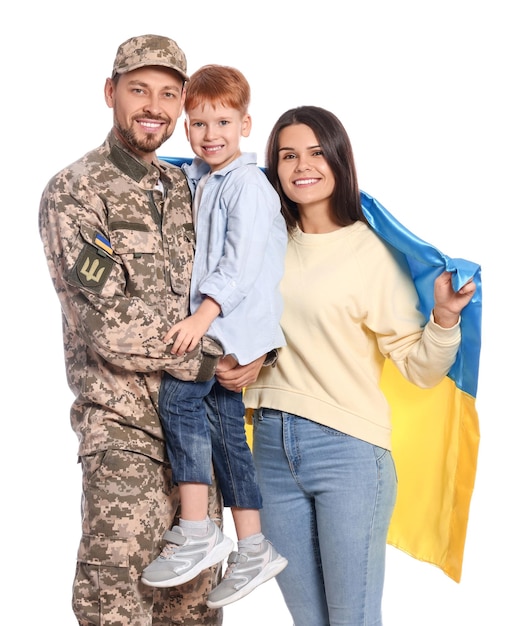 Défenseur ukrainien en uniforme militaire et sa famille avec drapeau sur fond blanc