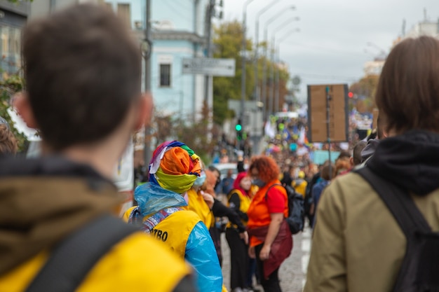 Défilé de la fierté à Kiev, en Ukraine. La colonne des participants à la marche se déplace dans les rues de la ville. Notion LGBTQ.