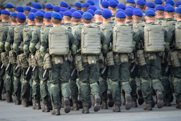 Défilé militaire, militaires en uniforme alignés