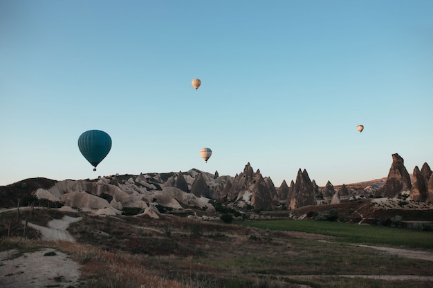 Défilé de montgolfières en Cappadoce au lever du soleil