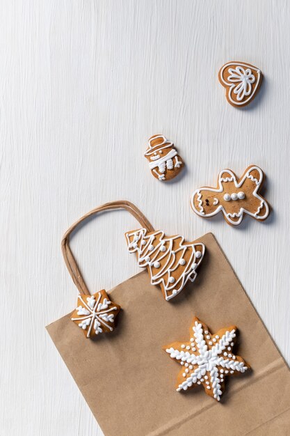 Définir les biscuits du nouvel an festif sur un fond en bois blanc