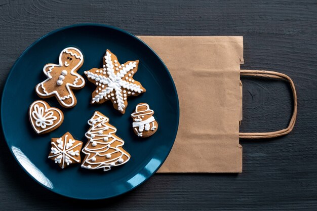 Définir des biscuits de nouvel an festif sur fond de bois bleu