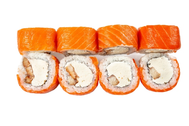 Définir des rouleaux de sushi de poisson japonais. Rouleaux de sushi au saumon, anguille fumée et fromage à la crème isolés sur fond blanc. Rouleaux de sushi philadelphie savoureux et frais.