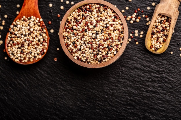 Définit les graines de quinoa sur un bol en bois Produit de superaliments sains et diététiques Format de bannière longue Vue de dessus