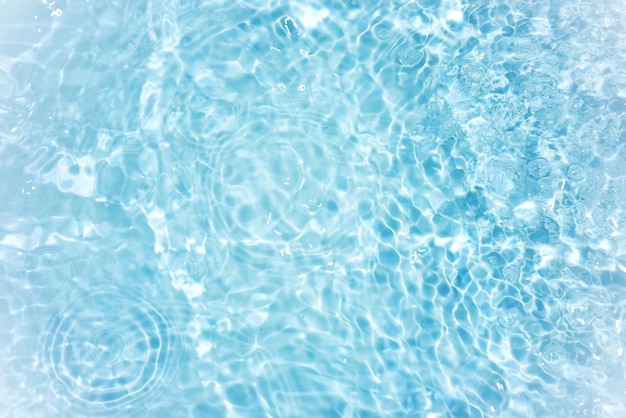 Défocalisation floue couleur bleu transparent texture de surface de l'eau claire et calme avec réflexion des éclaboussures