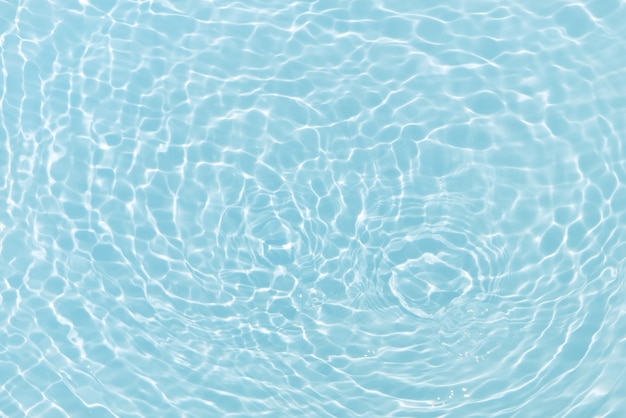 Défocalisation floue transparente bleu couleur claire texture de surface de l'eau calme avec des éclaboussures et des bulles Fond de nature abstraite à la mode Vagues d'eau au soleil avec espace de copie Aquarelle bleue brillante