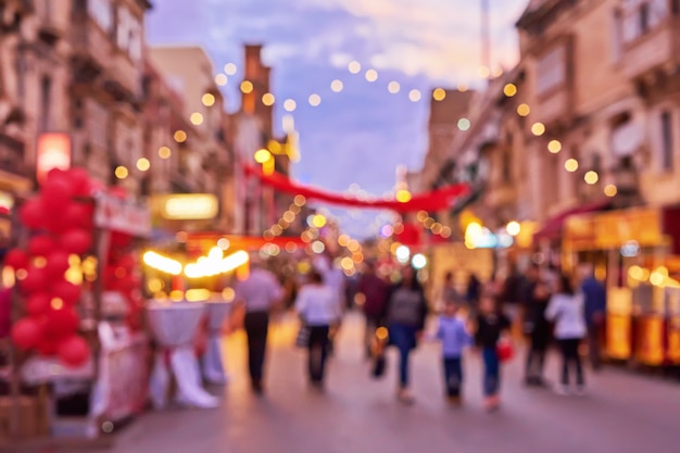 Défocalisé foule de gens pendant la foire de Noël, une rue de la vieille ville