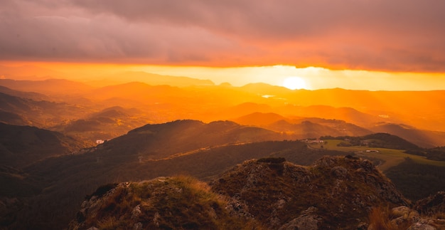 Dégradé de couleurs dans un beau coucher de soleil depuis le sommet d'une montagne