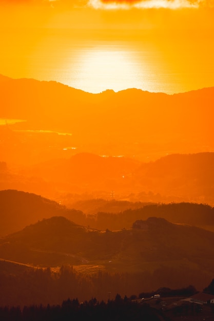 Dégradé de couleurs dans un beau coucher de soleil depuis le sommet d'une montagne