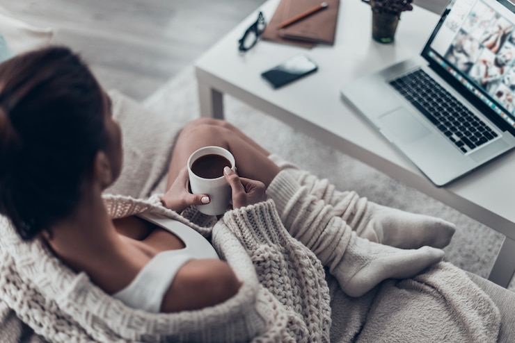 Photo en dégustant du café frais. femme avec une tasse de café le matin