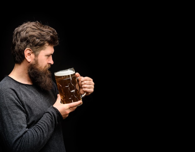 Dégustation de bière fraîchement brassée festival oktoberfest concept de brasserie le brasseur tient un verre avec de la bière artisanale