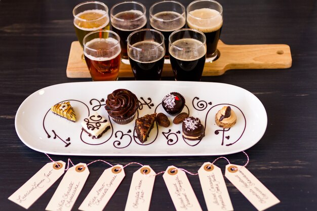 Dégustation de bières et de galettes de chocolat.