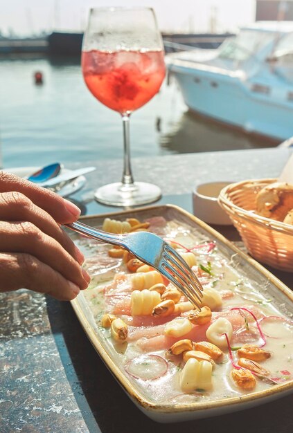 Dégustation d'un délicieux ceviche de poisson tiradito de pescado cuisine d'été