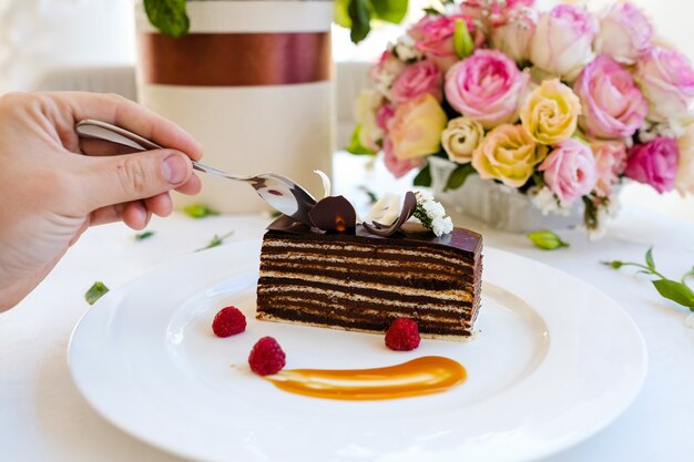 Dégustation du concept de recette de dessert au gâteau au chocolat. plats cuisinés au restaurant. ambiance de fête d'anniversaire