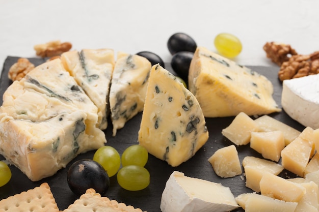 dégustation de fromage sur une assiette en bois nourriture pour le vin et le fromage romantique delicatessen