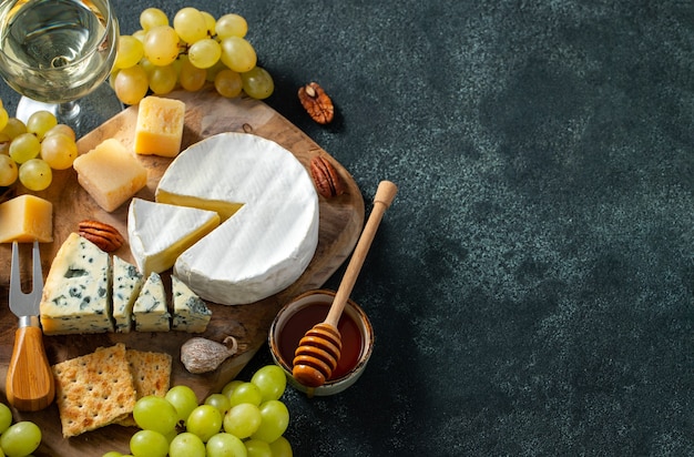 Dégustation d'un plat de fromage sur une assiette en bois.