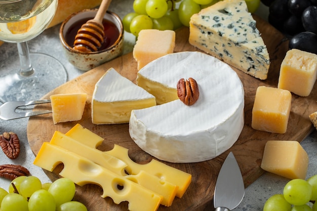 Dégustation d'un plat de fromage sur une assiette en bois.