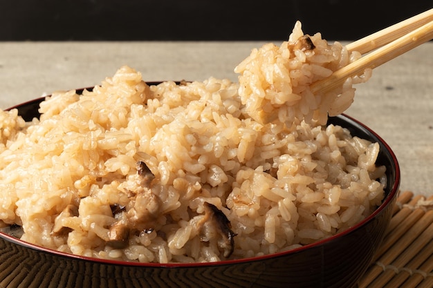 Dégustation de riz japonais aux champignons shiitake